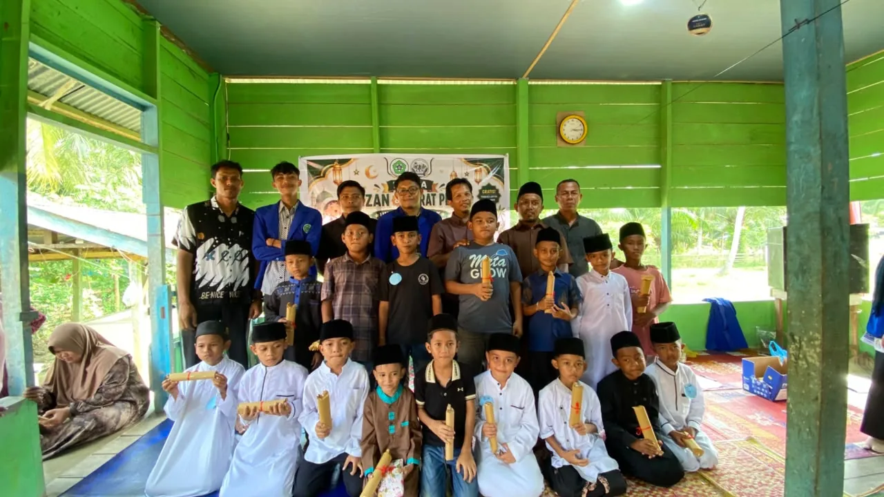 Pembagian Hadiah Lomba Adzan dan Surah Pendek